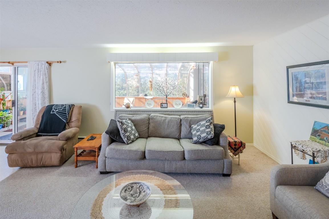 234 Twin Lakes Road, Kaleden, BC - Indoor Photo Showing Living Room