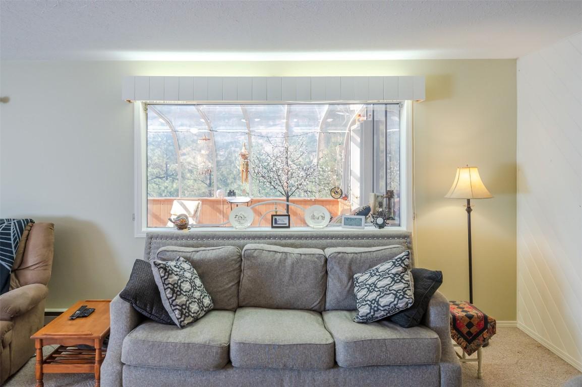 234 Twin Lakes Road, Kaleden, BC - Indoor Photo Showing Living Room
