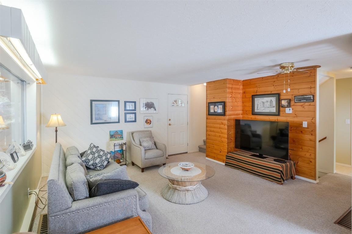 234 Twin Lakes Road, Kaleden, BC - Indoor Photo Showing Living Room