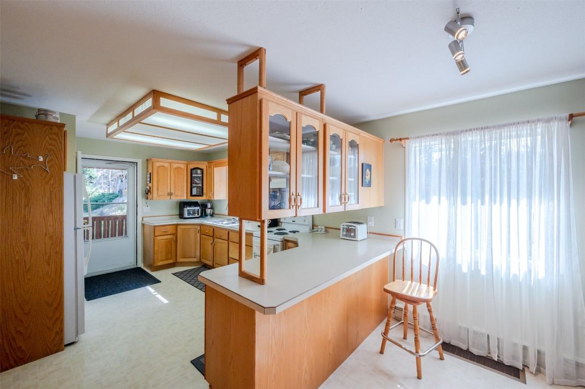 234 Twin Lakes Road, Kaleden, BC - Indoor Photo Showing Kitchen