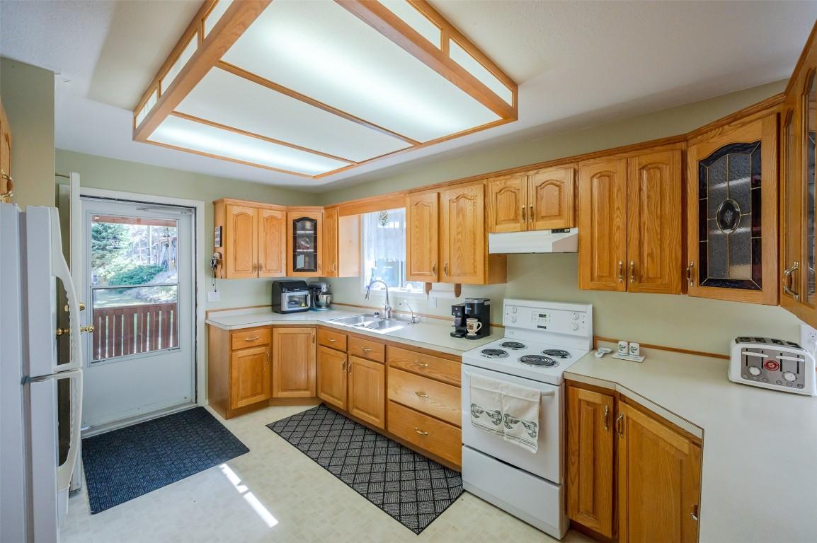 234 Twin Lakes Road, Kaleden, BC - Indoor Photo Showing Kitchen With Double Sink