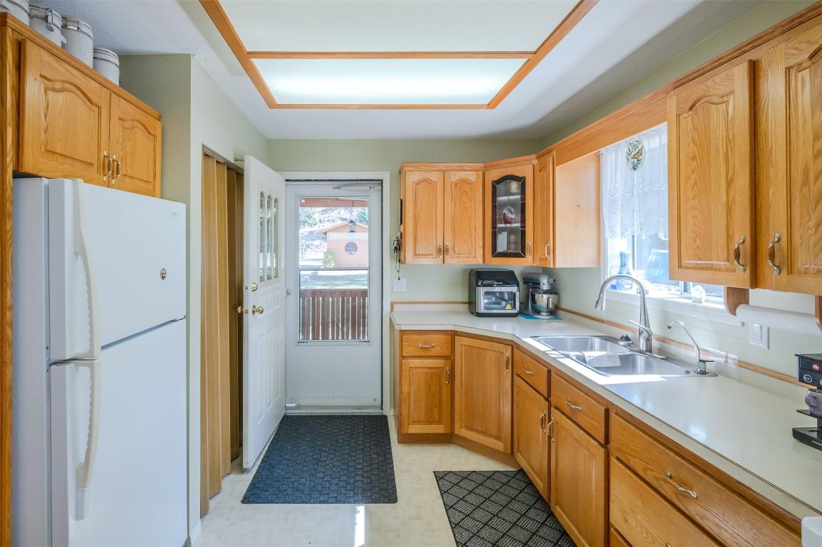 234 Twin Lakes Road, Kaleden, BC - Indoor Photo Showing Kitchen With Double Sink