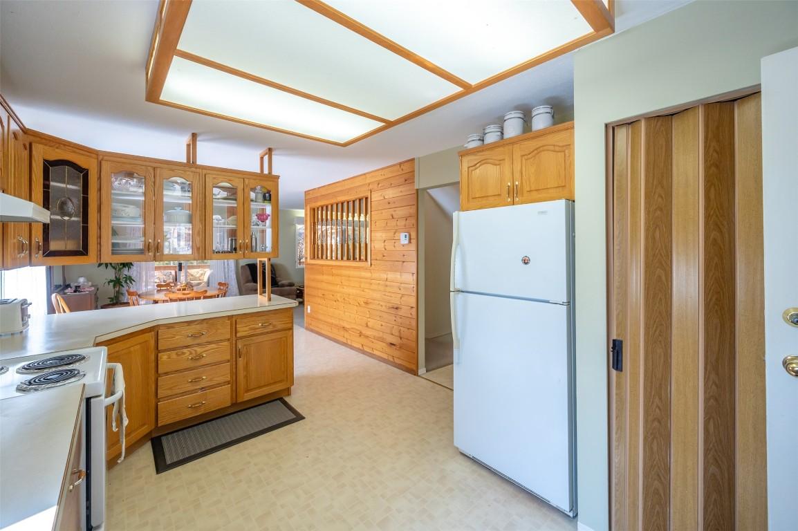 234 Twin Lakes Road, Kaleden, BC - Indoor Photo Showing Kitchen