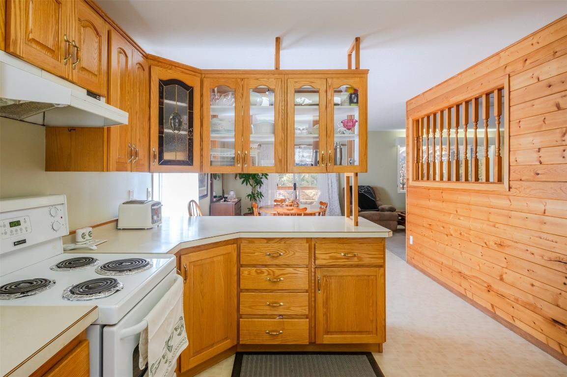 234 Twin Lakes Road, Kaleden, BC - Indoor Photo Showing Kitchen