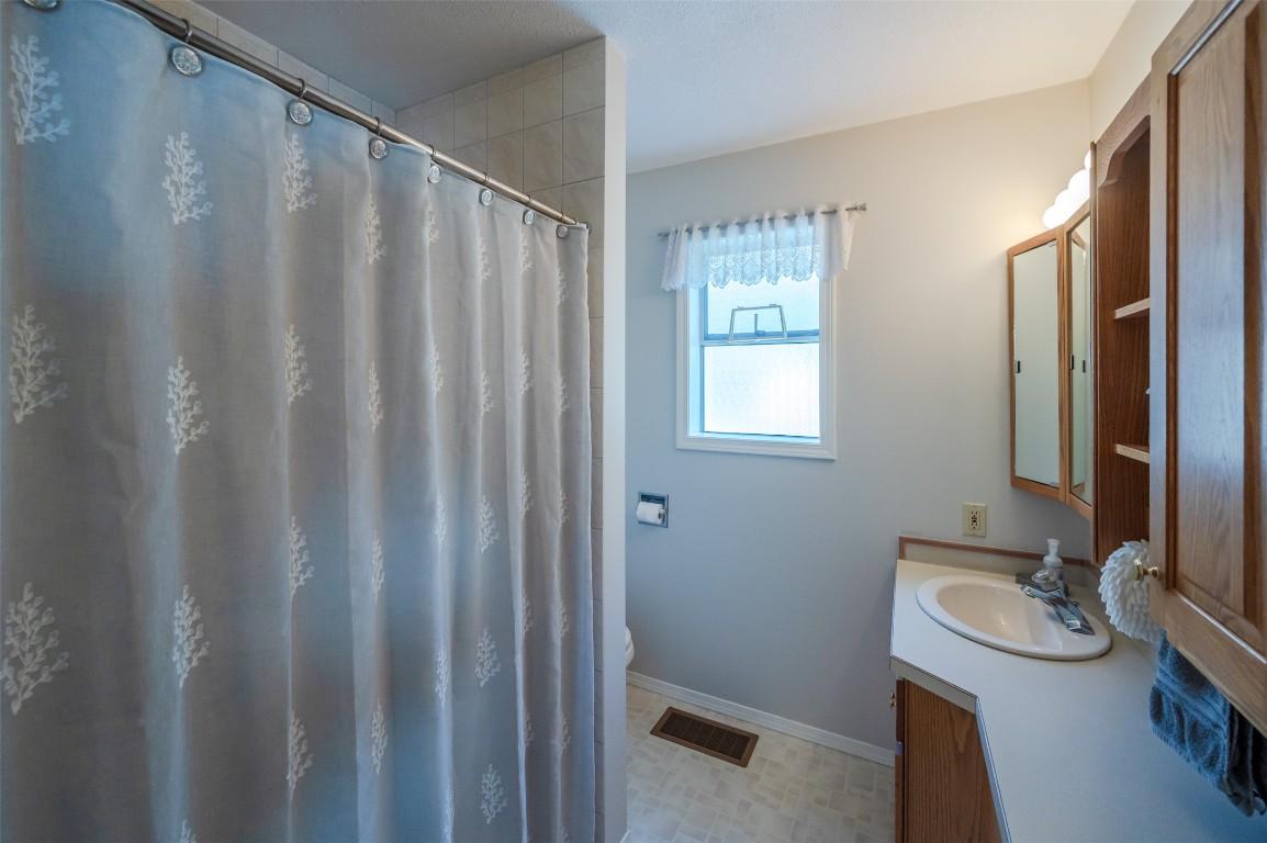 234 Twin Lakes Road, Kaleden, BC - Indoor Photo Showing Bathroom