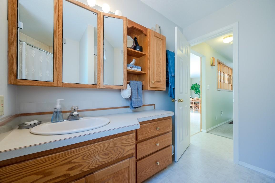 234 Twin Lakes Road, Kaleden, BC - Indoor Photo Showing Bathroom