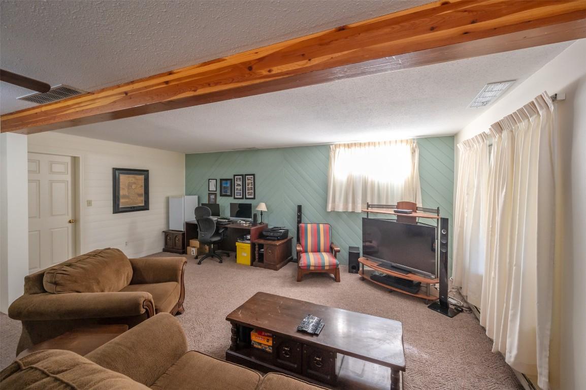 234 Twin Lakes Road, Kaleden, BC - Indoor Photo Showing Living Room