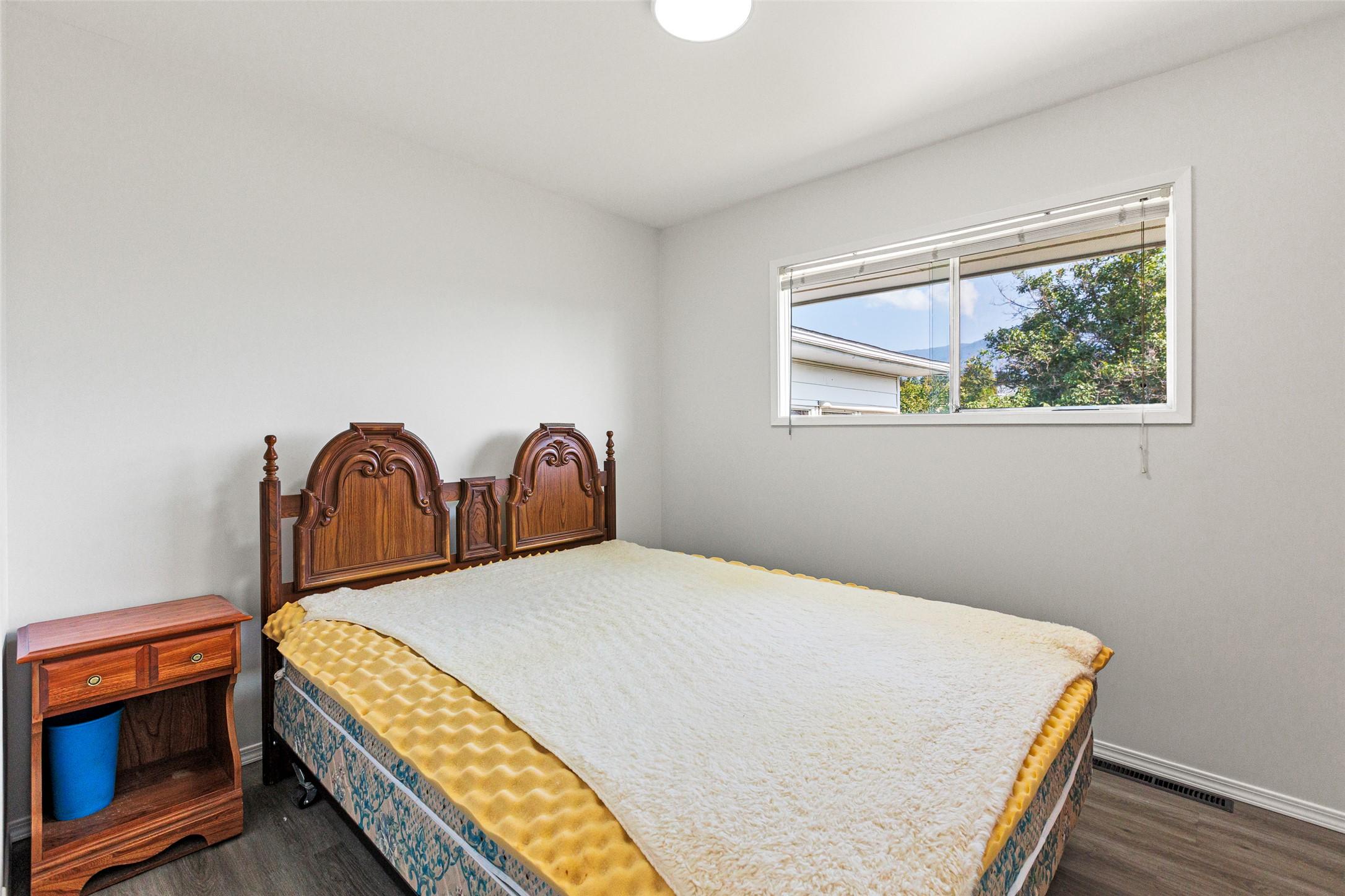 1220 25Th Avenue, Creston, BC - Indoor Photo Showing Bedroom
