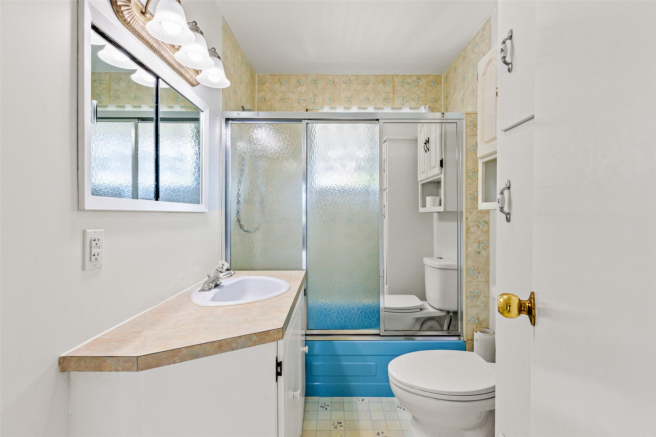1220 25Th Avenue, Creston, BC - Indoor Photo Showing Bathroom