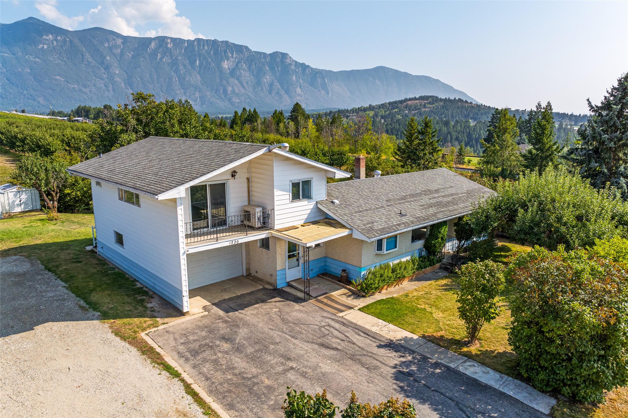 1220 25Th Avenue, Creston, BC - Outdoor