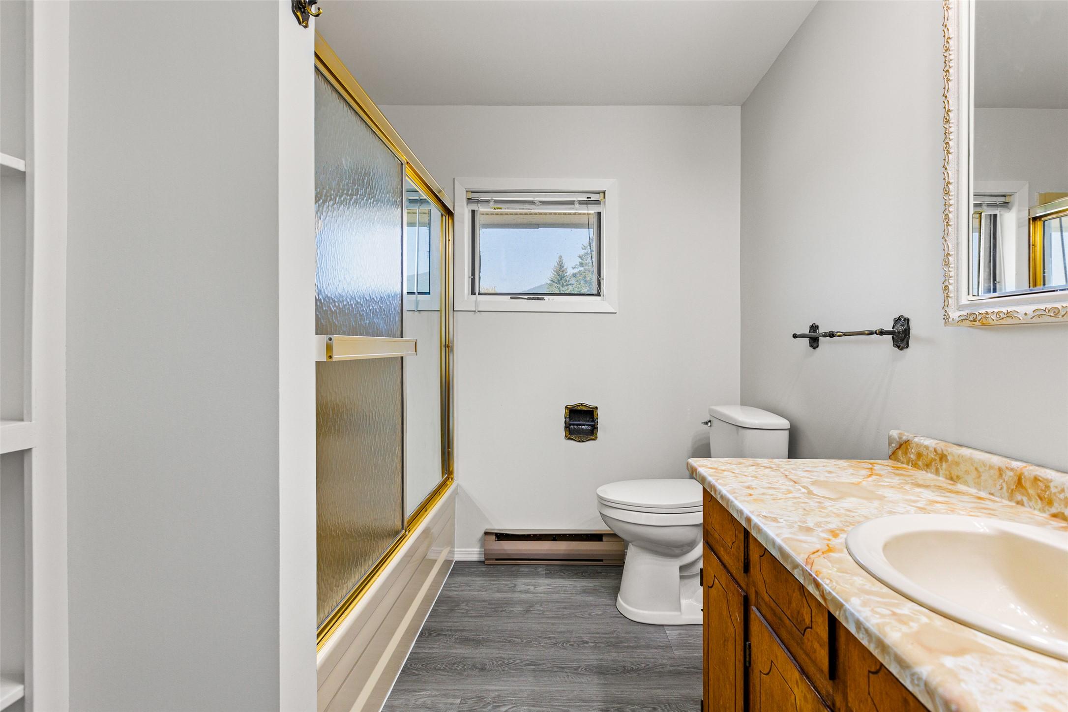 1220 25Th Avenue, Creston, BC - Indoor Photo Showing Bathroom