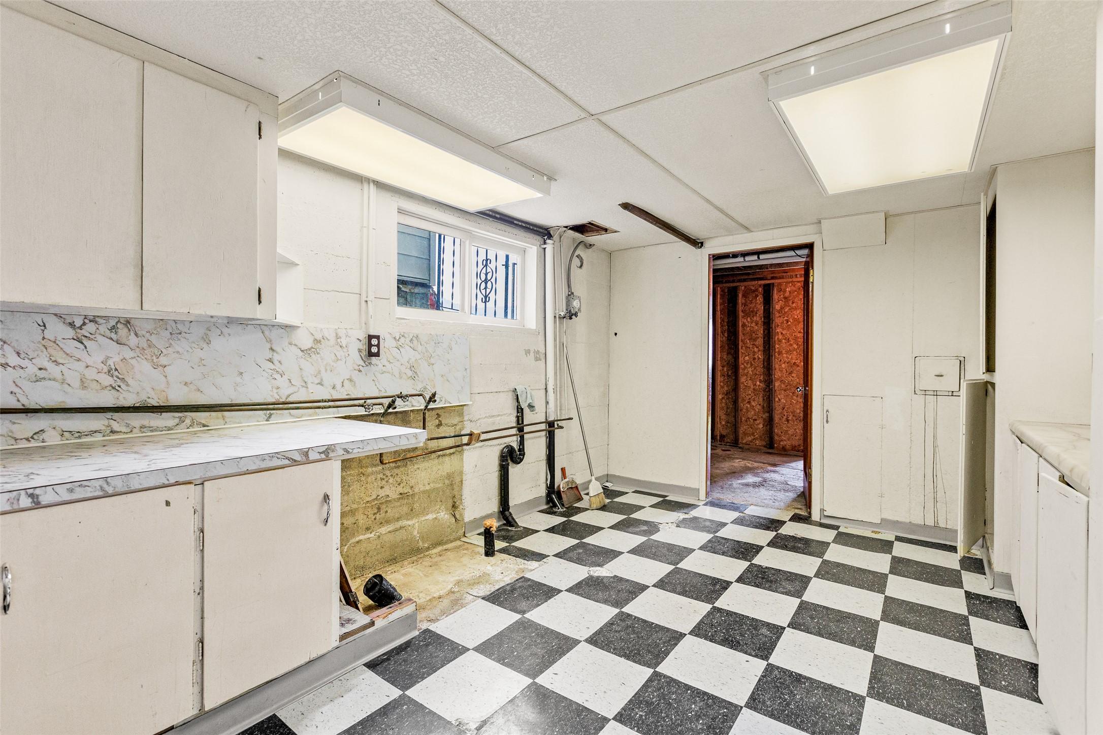 1220 25Th Avenue, Creston, BC - Indoor
