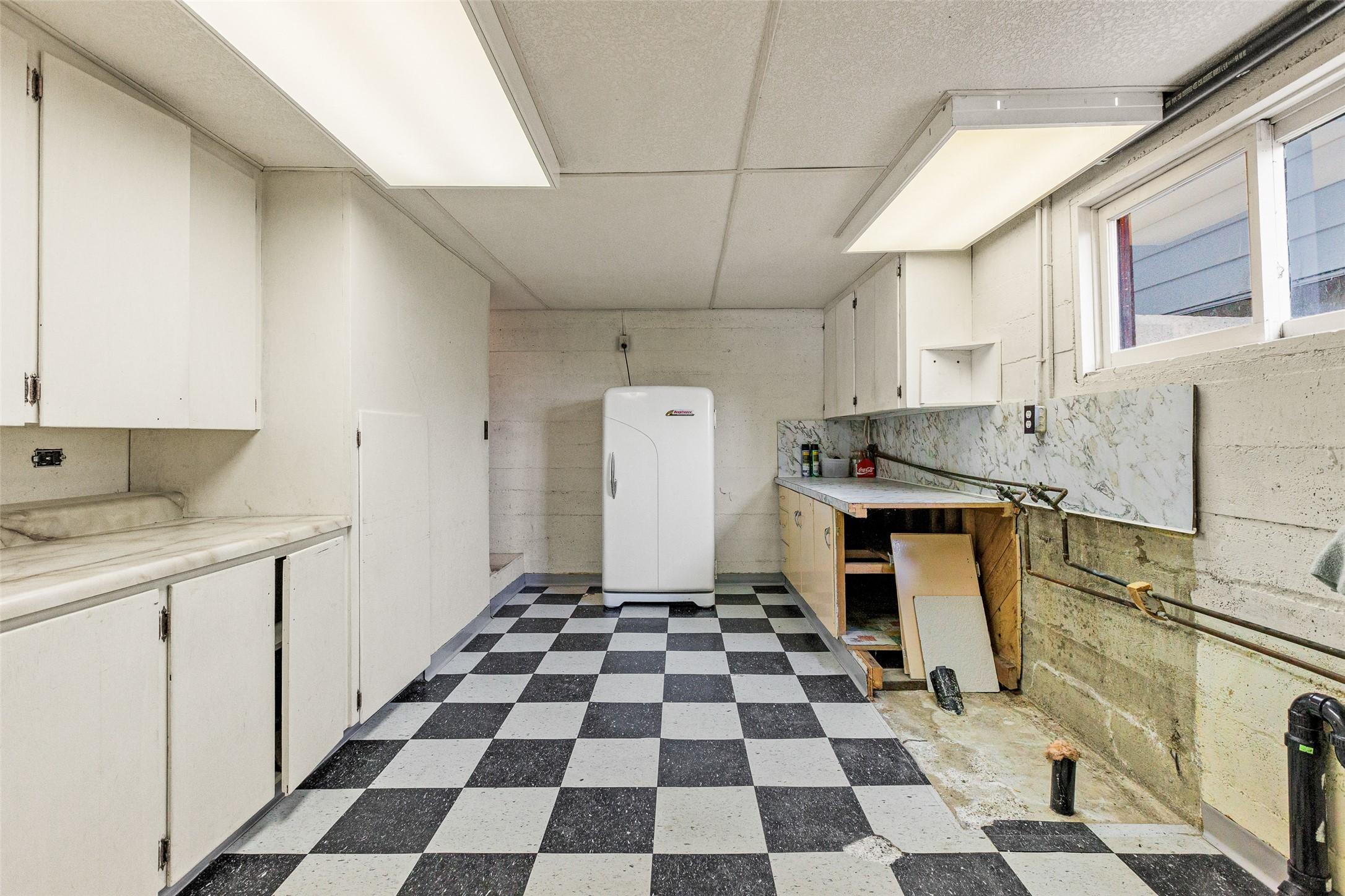 1220 25Th Avenue, Creston, BC - Indoor Photo Showing Kitchen