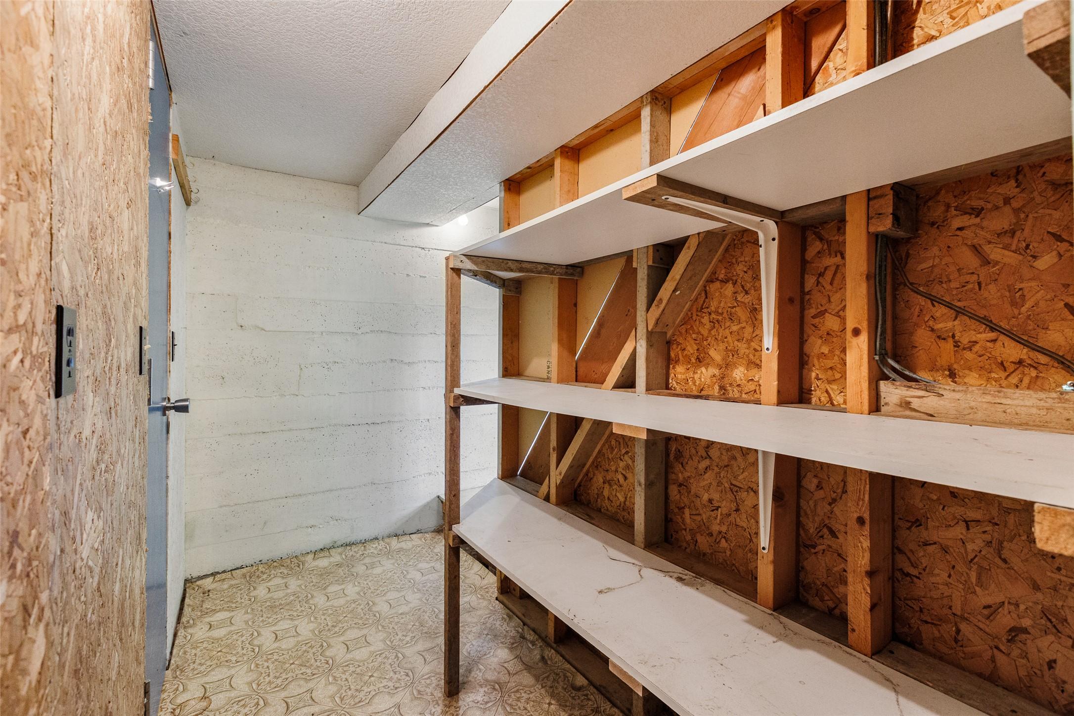 1220 25Th Avenue, Creston, BC - Indoor