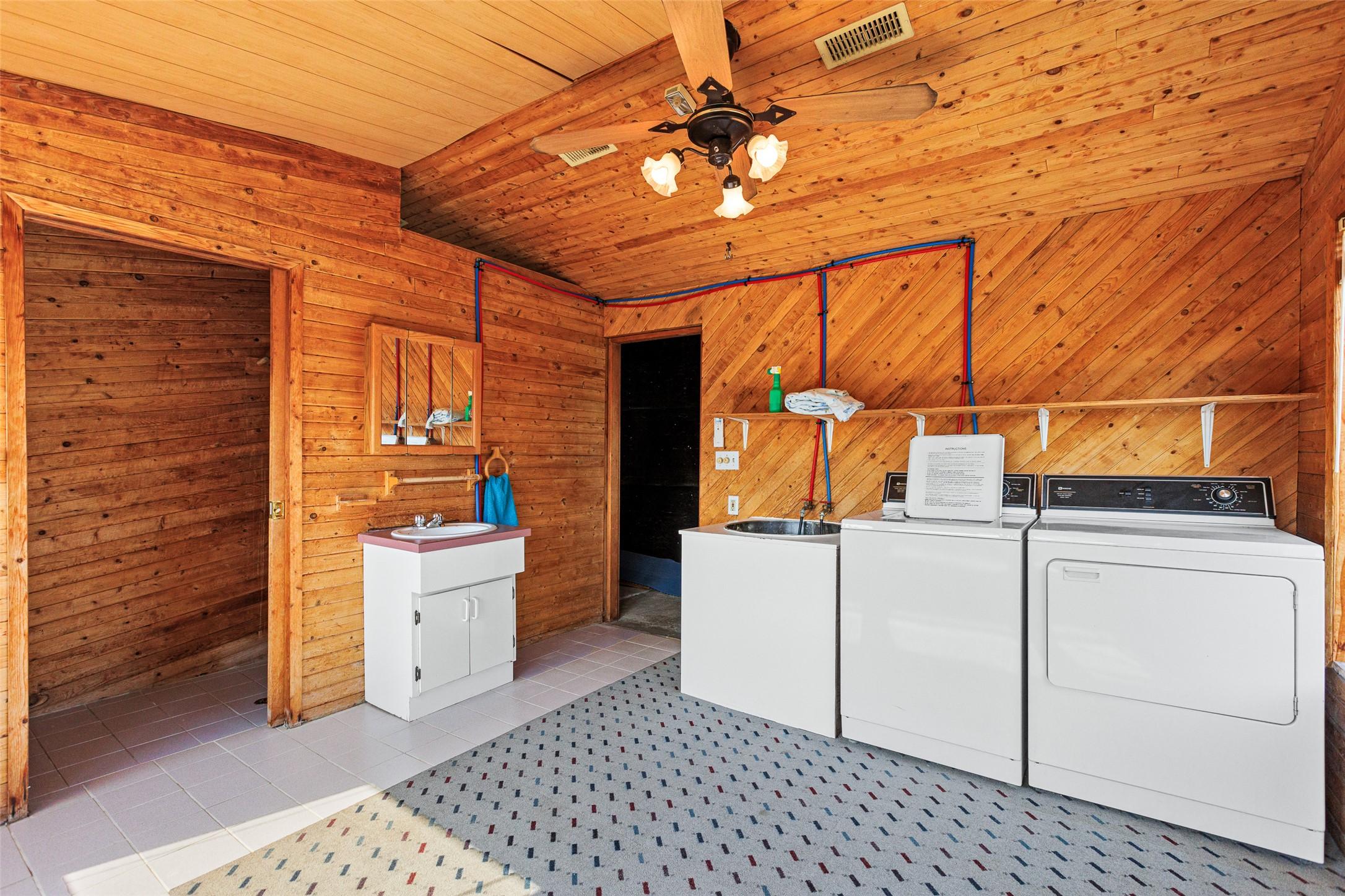 1220 25Th Avenue, Creston, BC - Indoor Photo Showing Laundry Room
