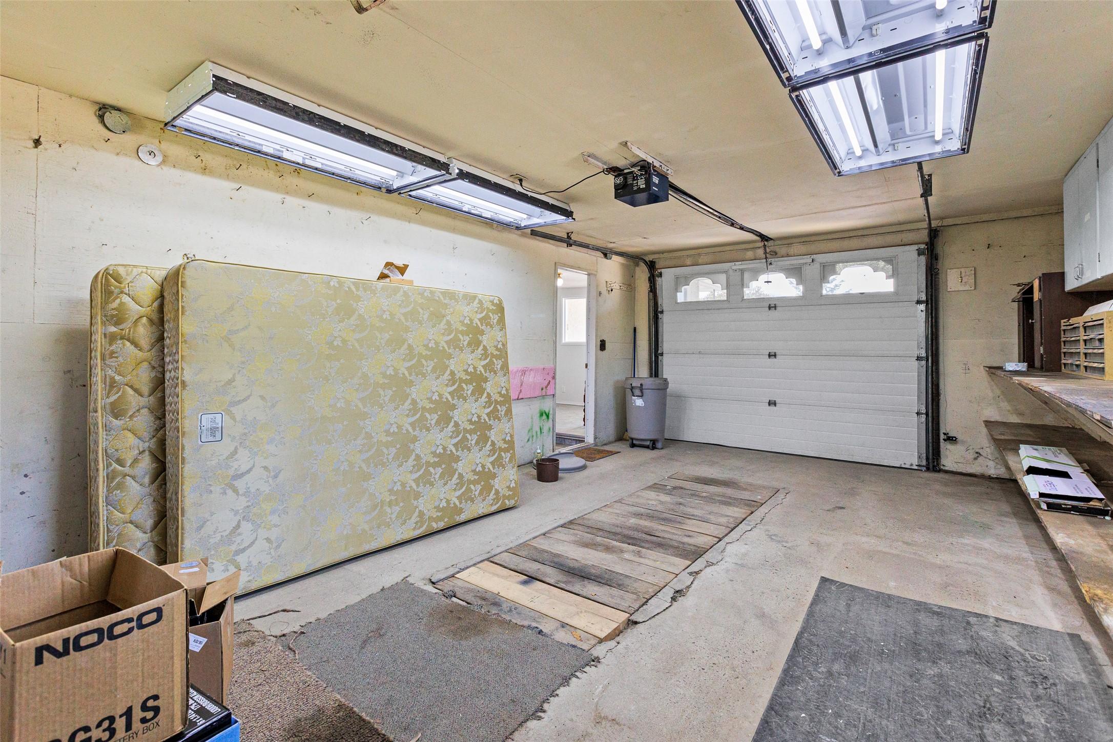 1220 25Th Avenue, Creston, BC - Indoor Photo Showing Garage