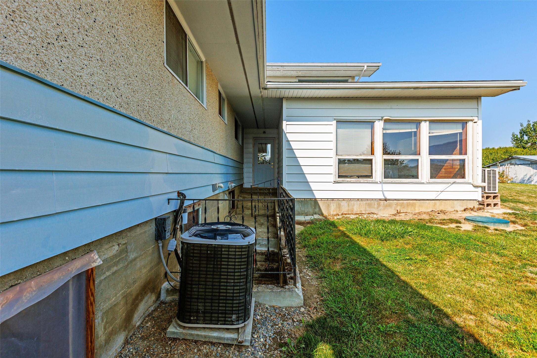 1220 25Th Avenue, Creston, BC - Outdoor