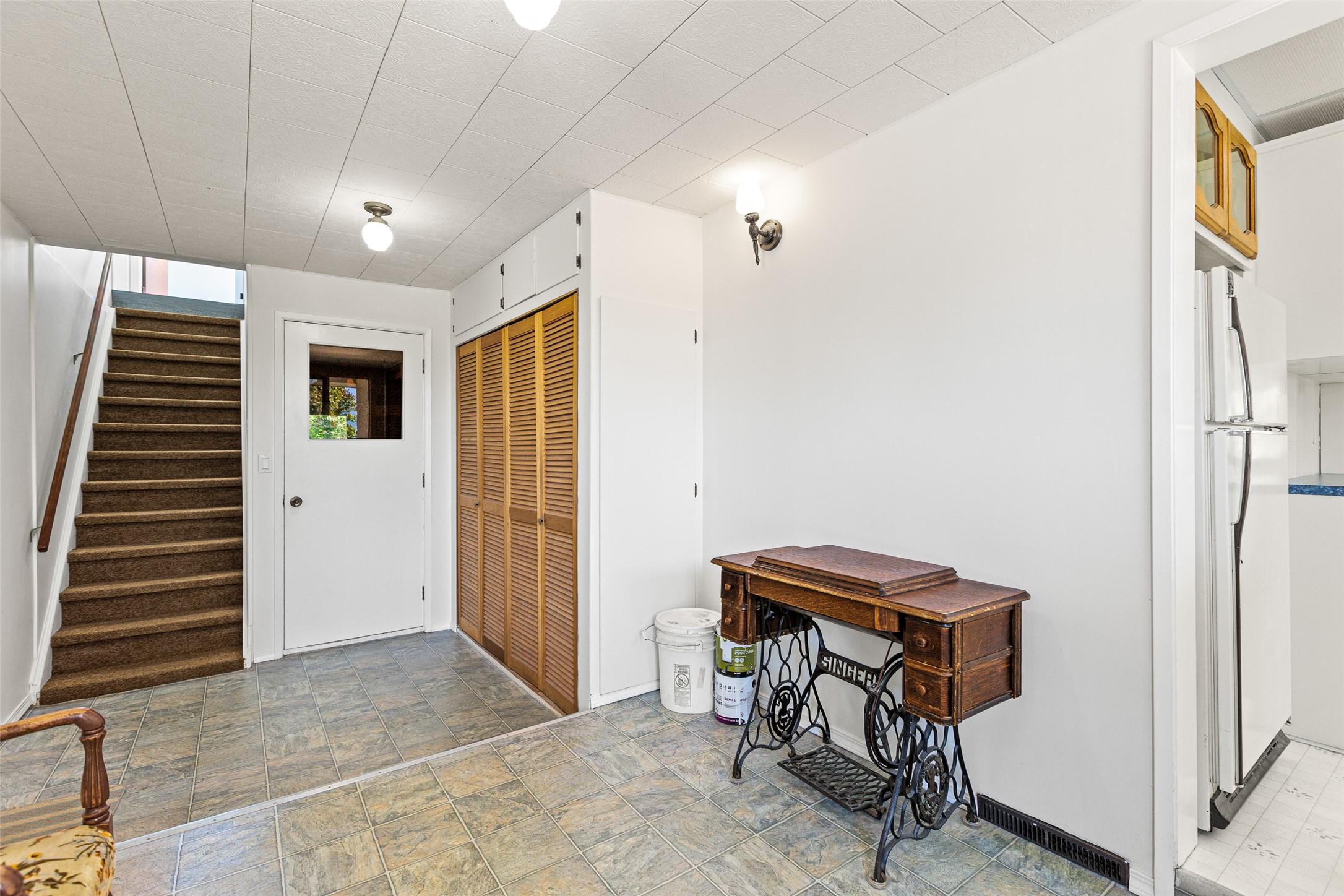 1220 25Th Avenue, Creston, BC - Indoor Photo Showing Other Room
