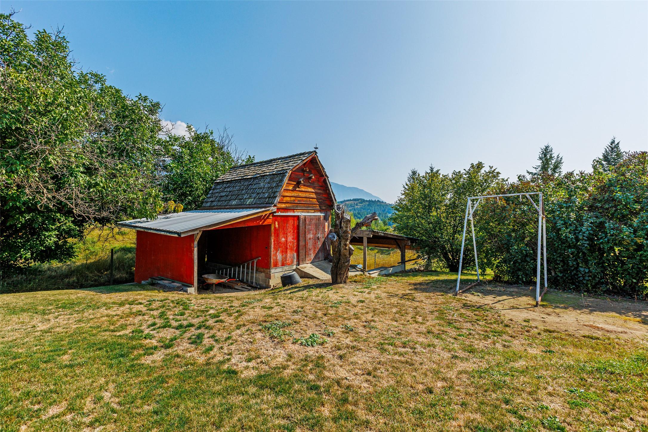 1220 25Th Avenue, Creston, BC - Outdoor