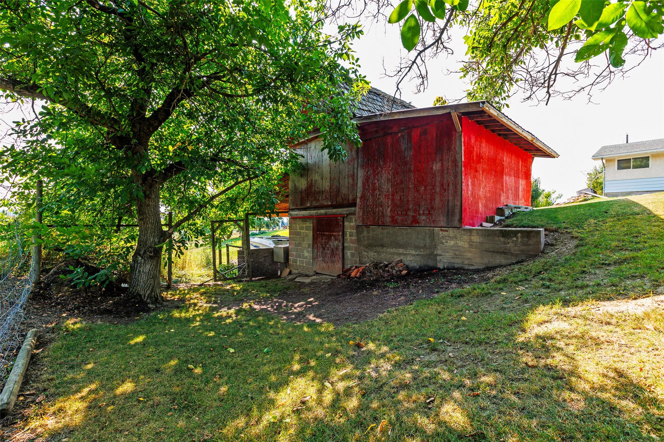 1220 25Th Avenue, Creston, BC - Outdoor