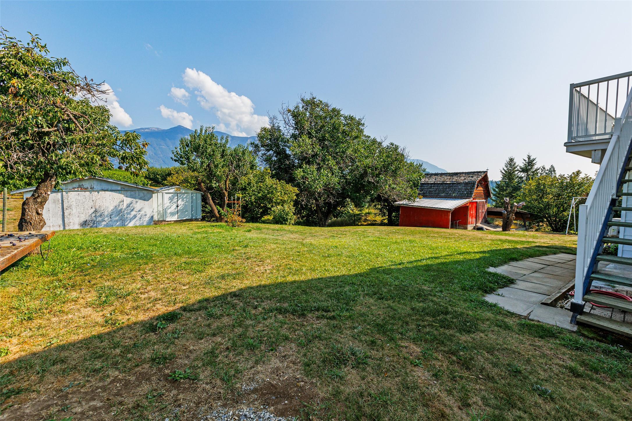 1220 25Th Avenue, Creston, BC - Outdoor