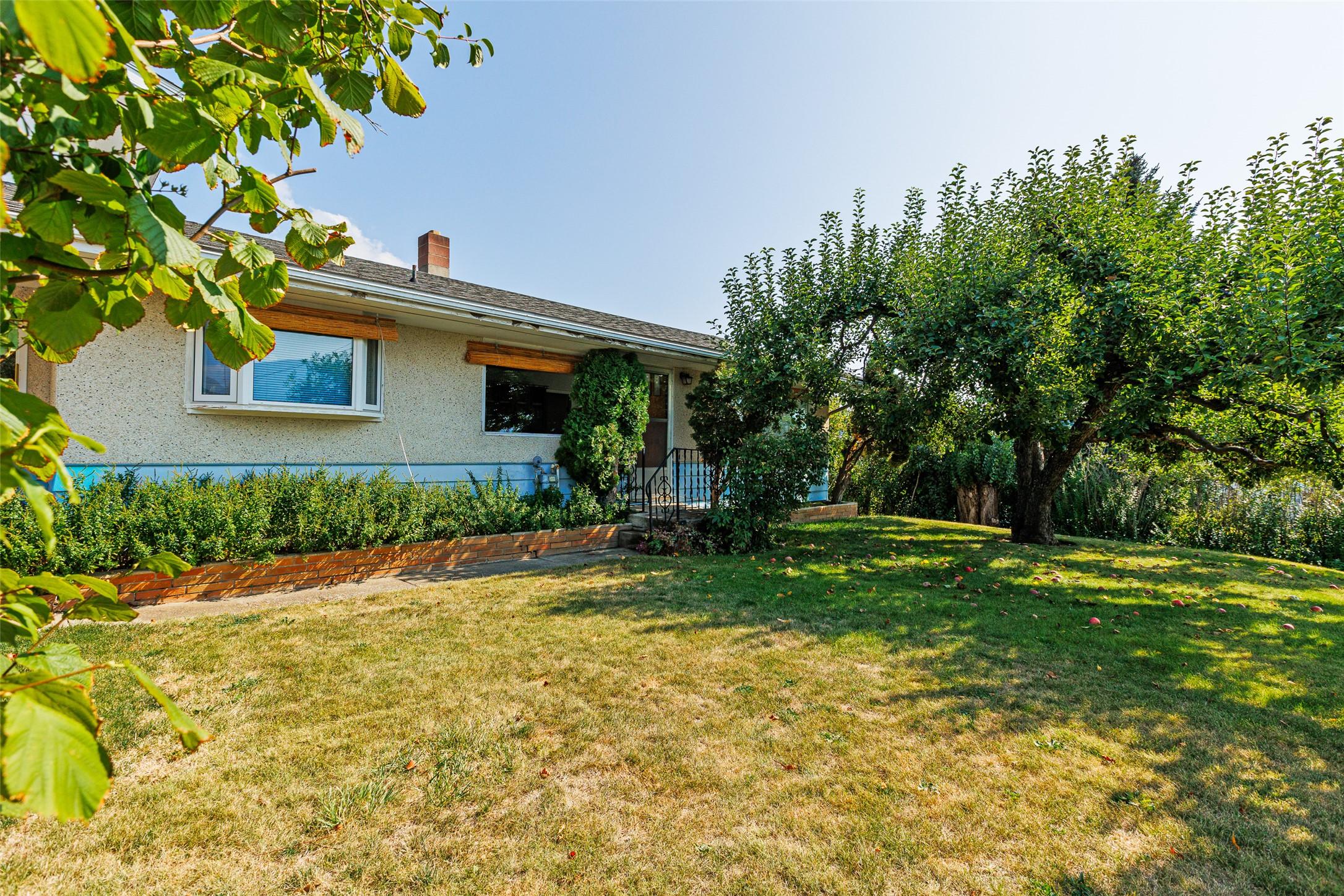 1220 25Th Avenue, Creston, BC - Outdoor