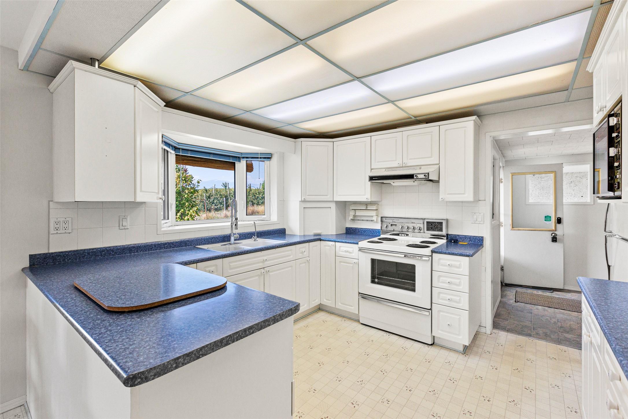 1220 25Th Avenue, Creston, BC - Indoor Photo Showing Kitchen With Double Sink