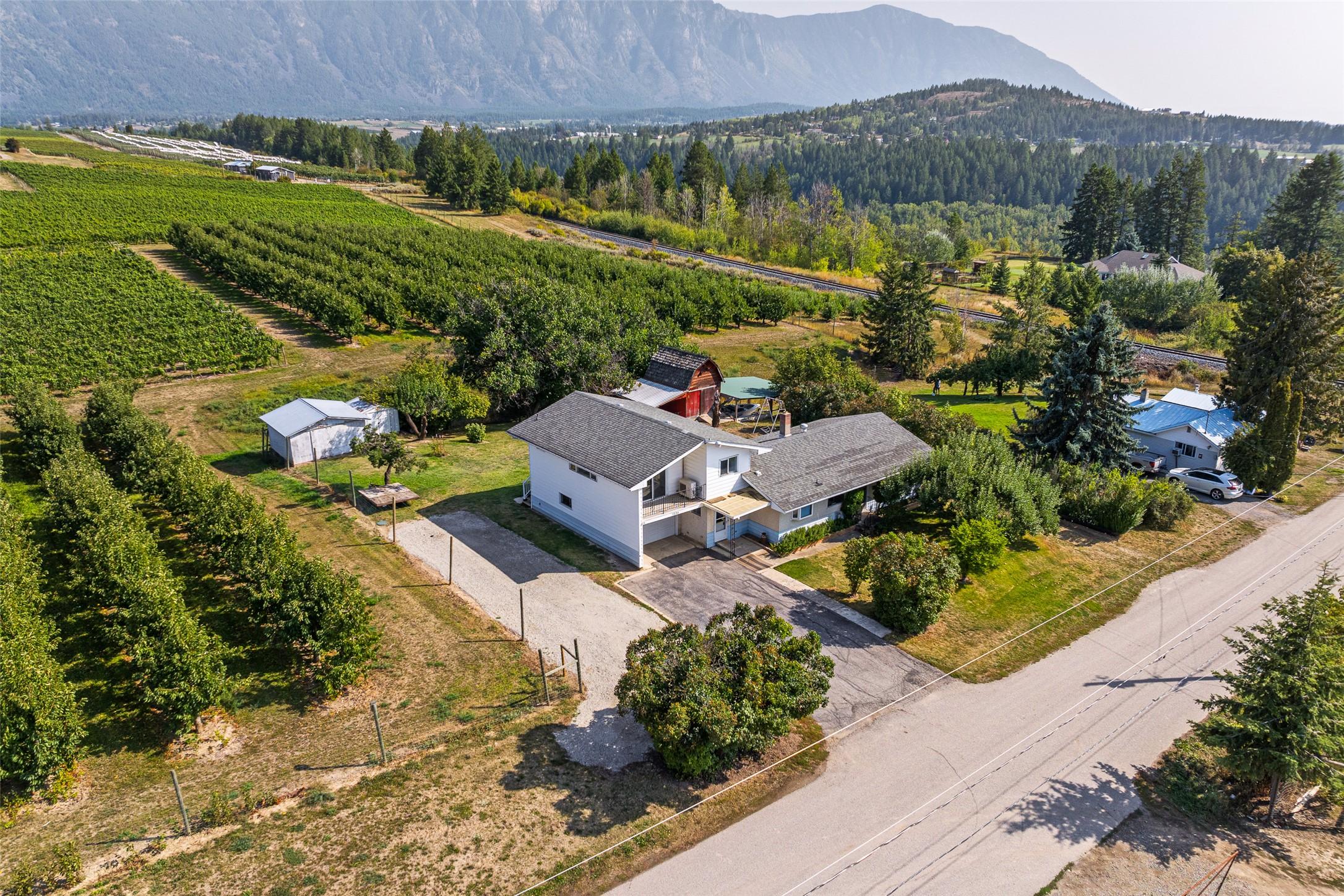 1220 25Th Avenue, Creston, BC - Outdoor With View