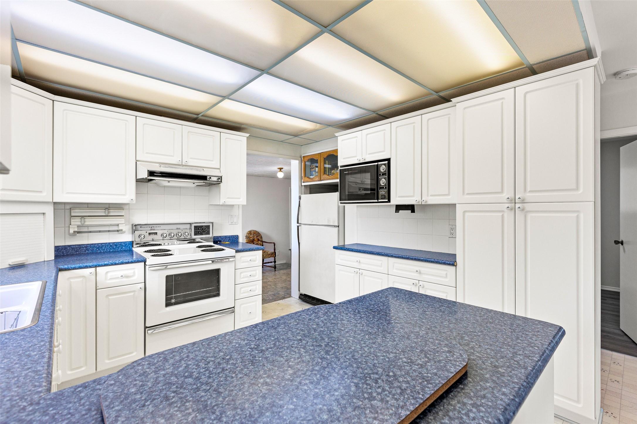 1220 25Th Avenue, Creston, BC - Indoor Photo Showing Kitchen