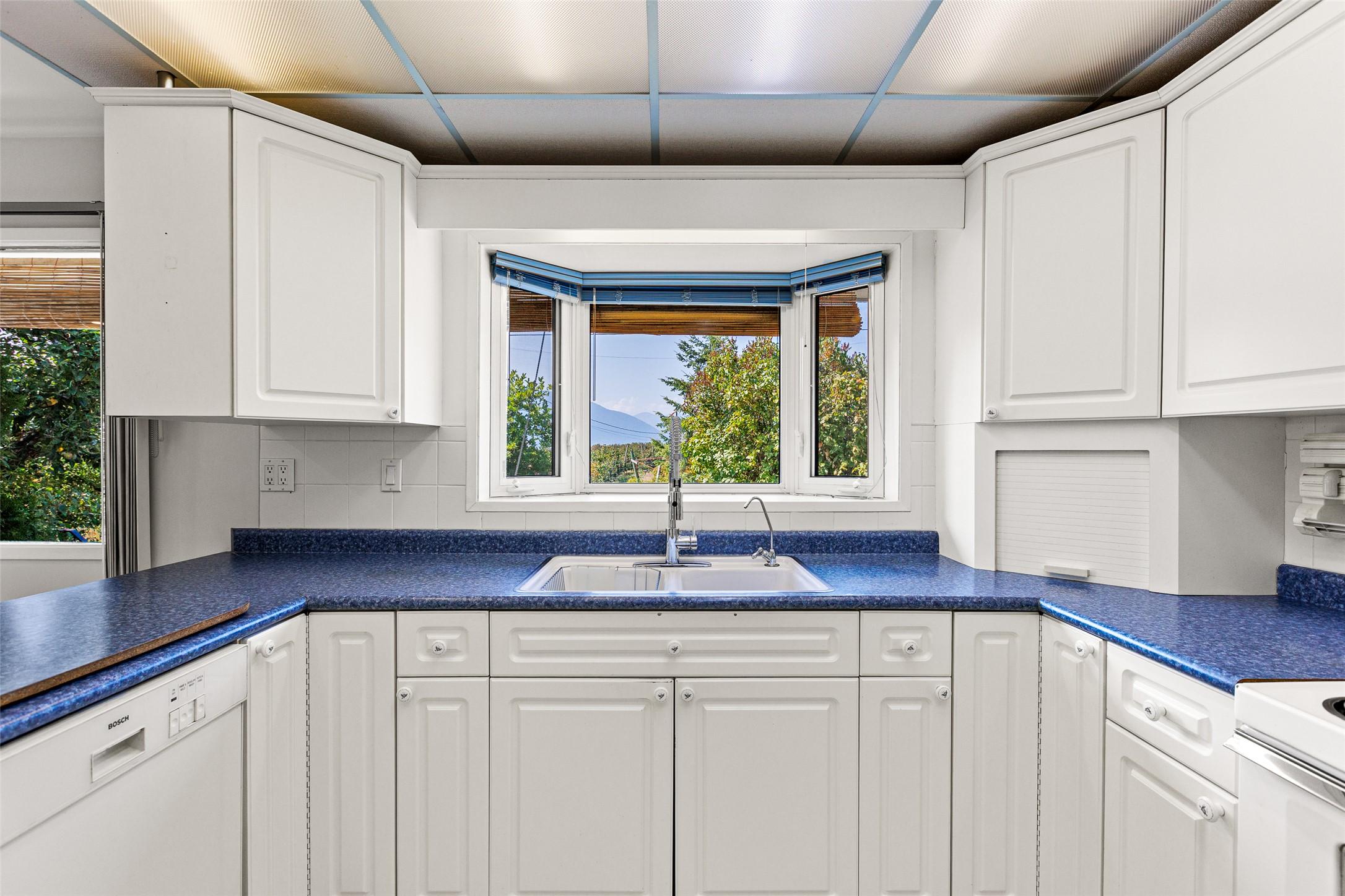 1220 25Th Avenue, Creston, BC - Indoor Photo Showing Kitchen