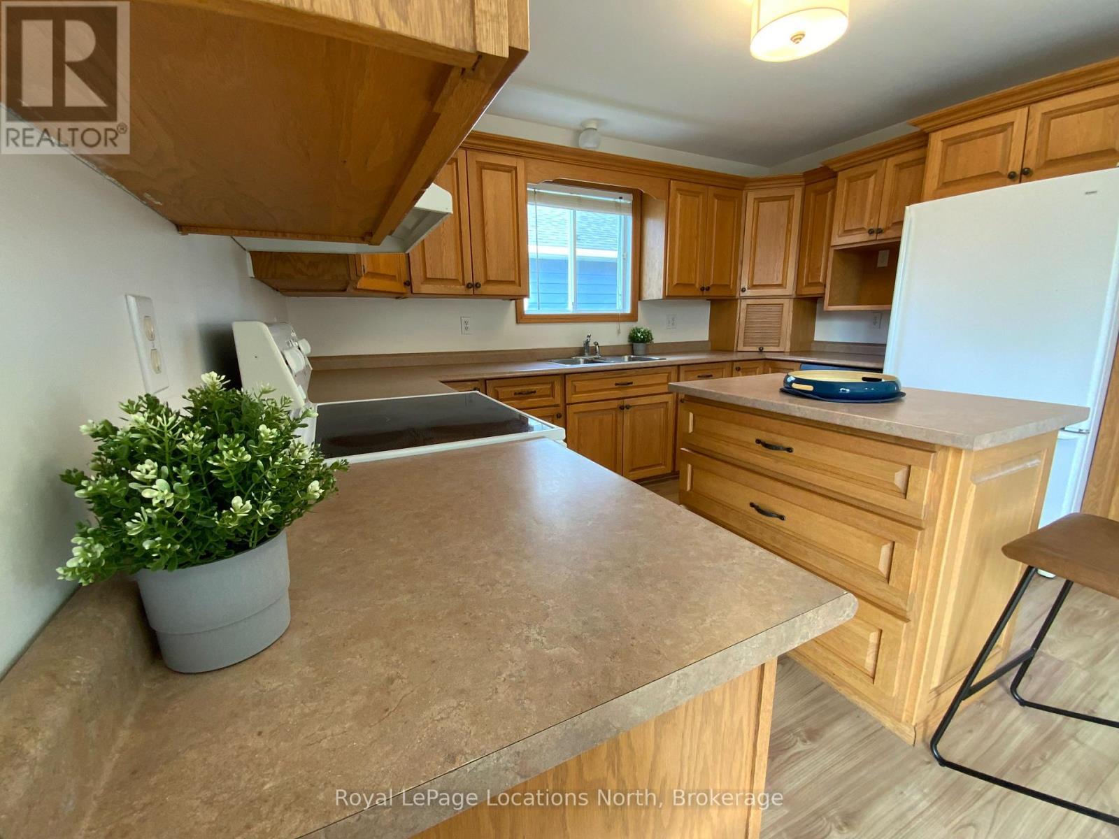 210 Quebec Street, Clearview (Stayner), ON - Indoor Photo Showing Kitchen With Double Sink