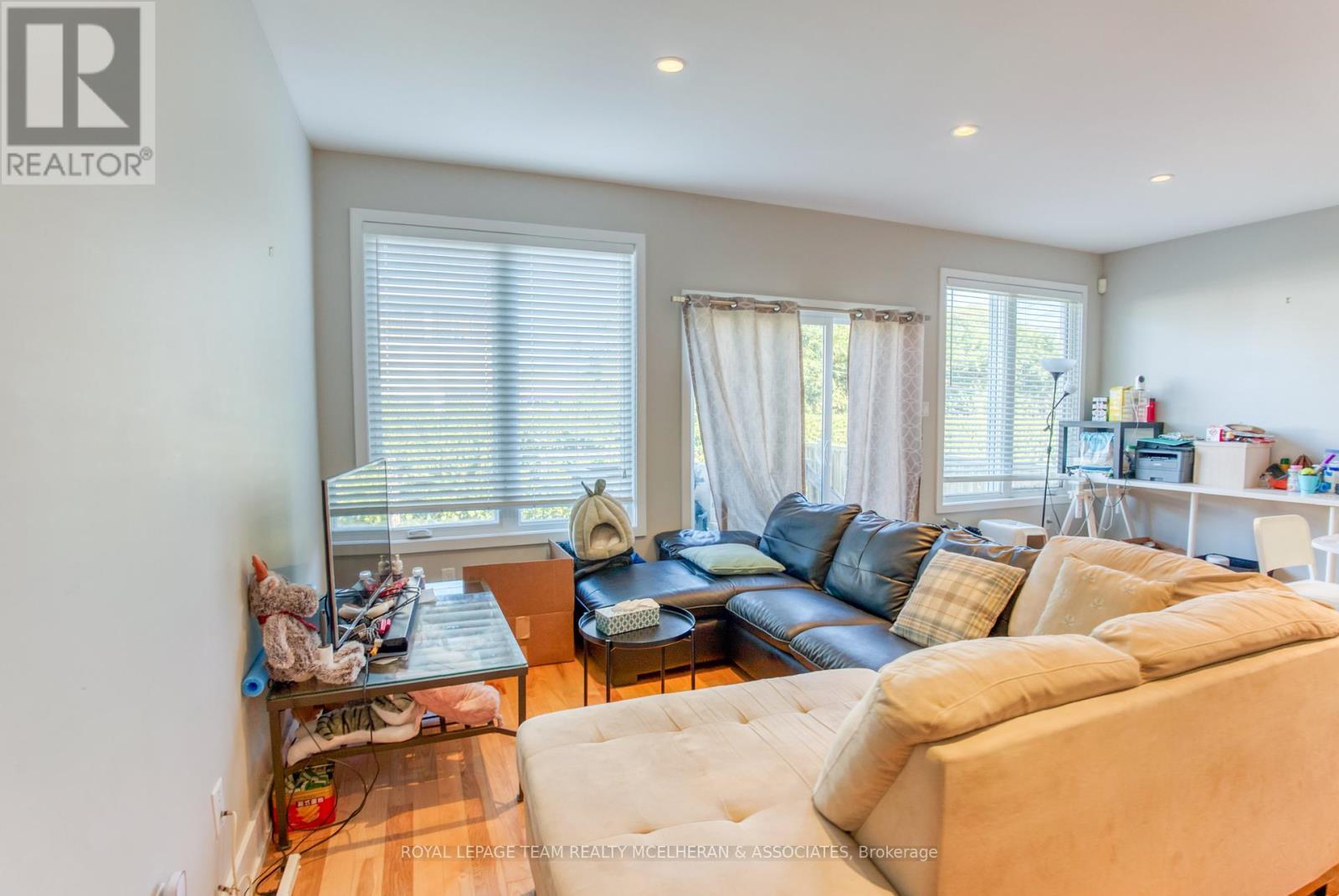 1055 Secord Avenue, Ottawa, ON - Indoor Photo Showing Living Room
