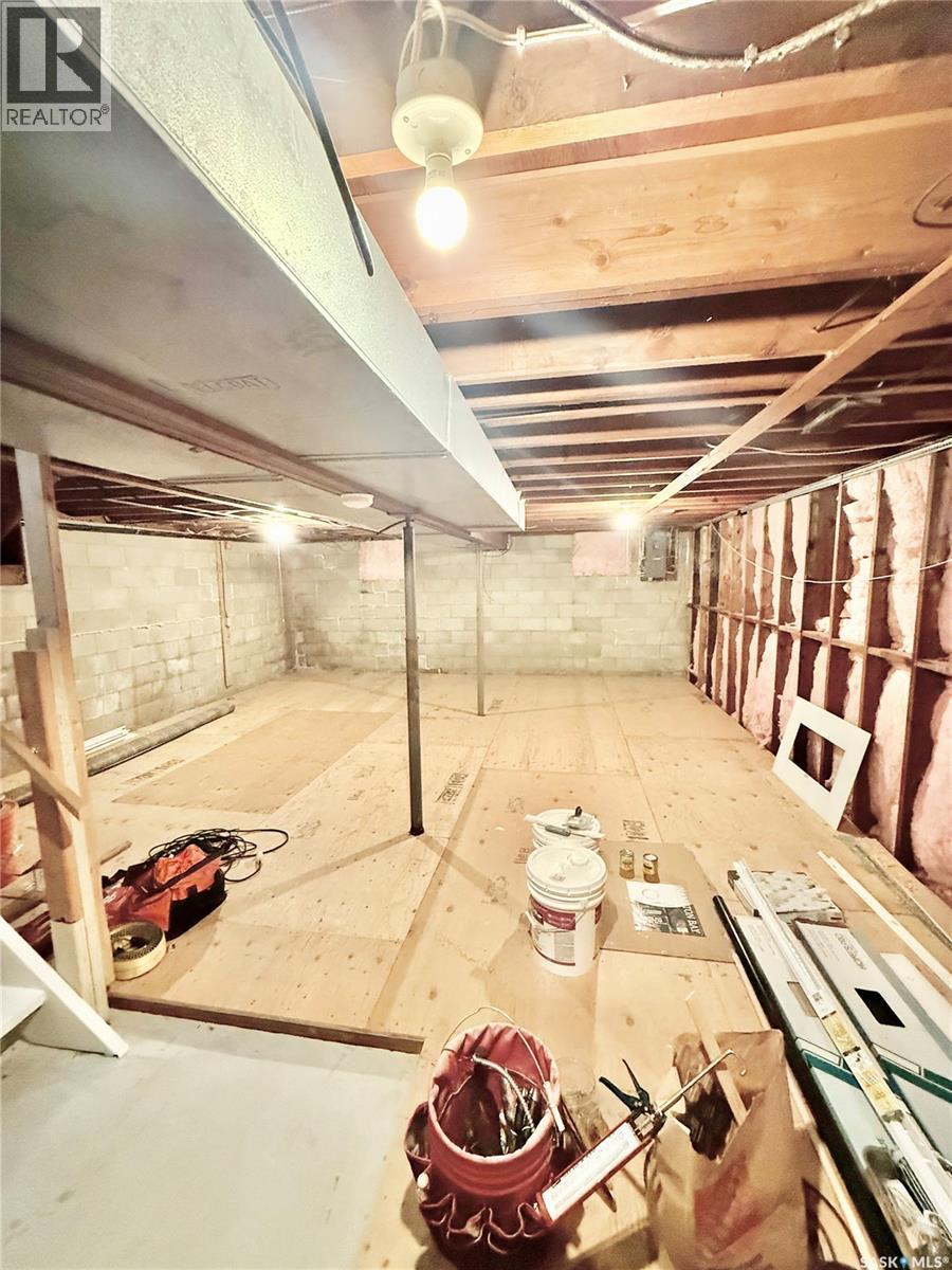 103 3Rd Avenue, Hanley, SK - Indoor