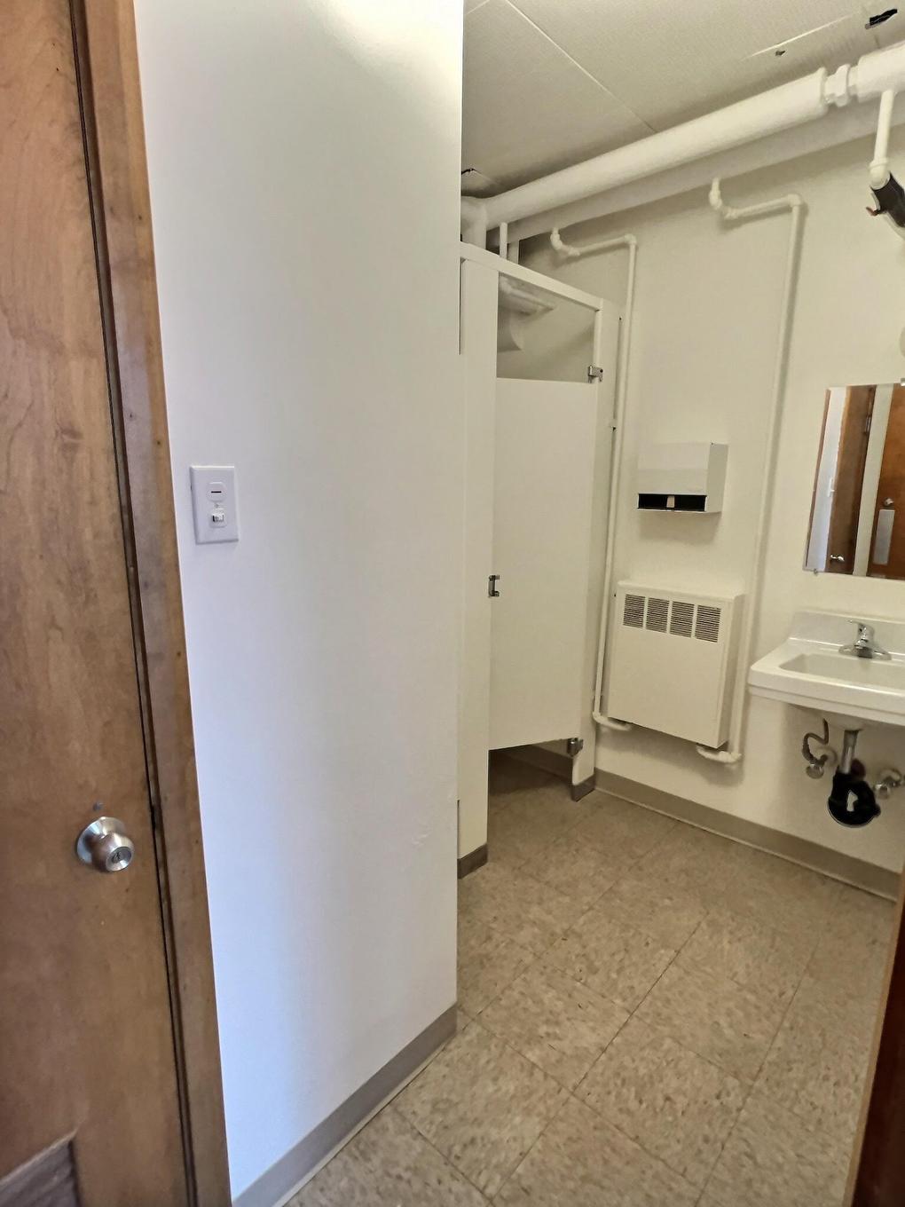 Powder room - 105 - 109 Rue Notre-Dame E., Thetford Mines, QC - Indoor