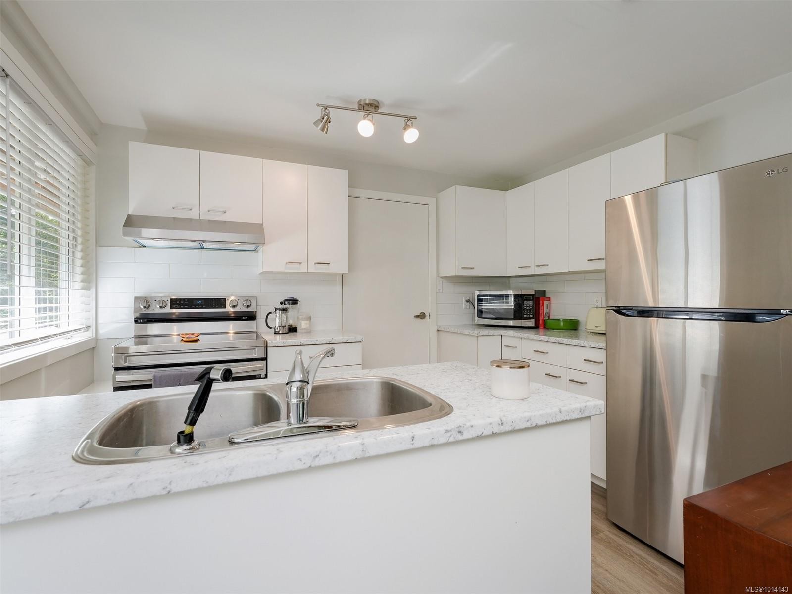 1021 Tatlow Rd, North Saanich, BC