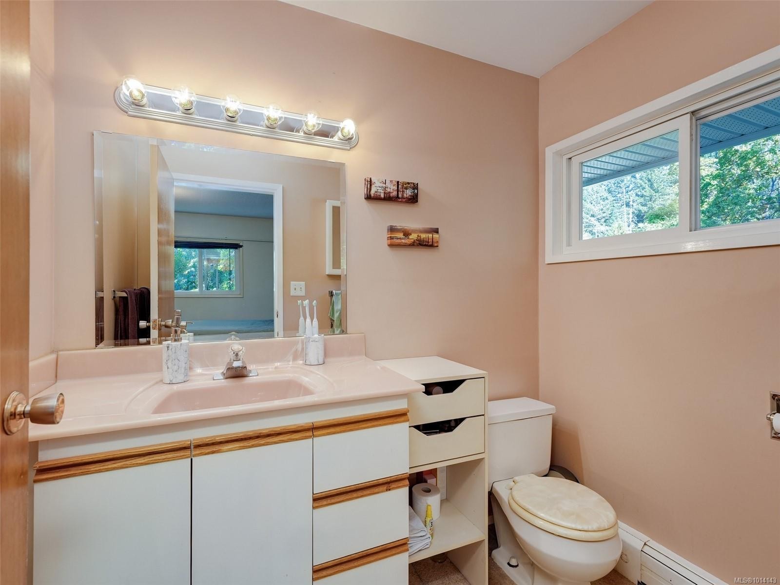 1021 Tatlow Rd, North Saanich, BC