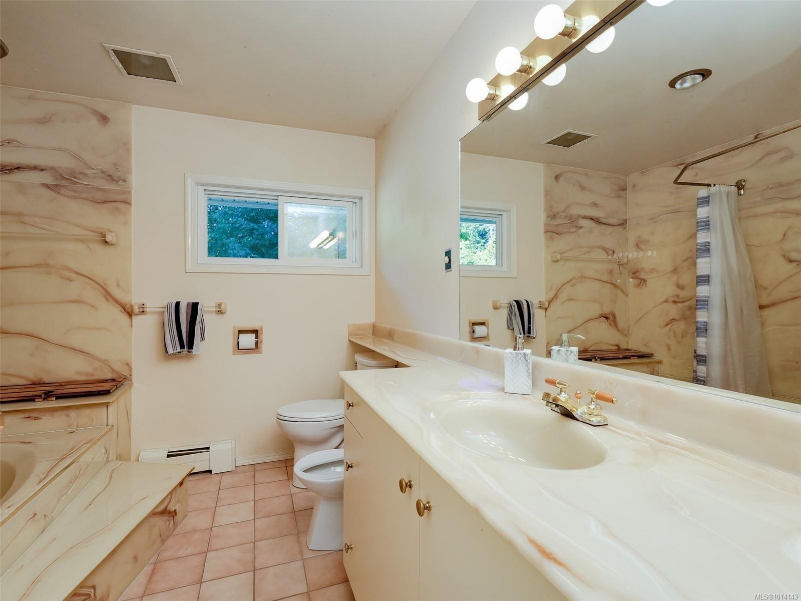 1021 Tatlow Rd, North Saanich, BC