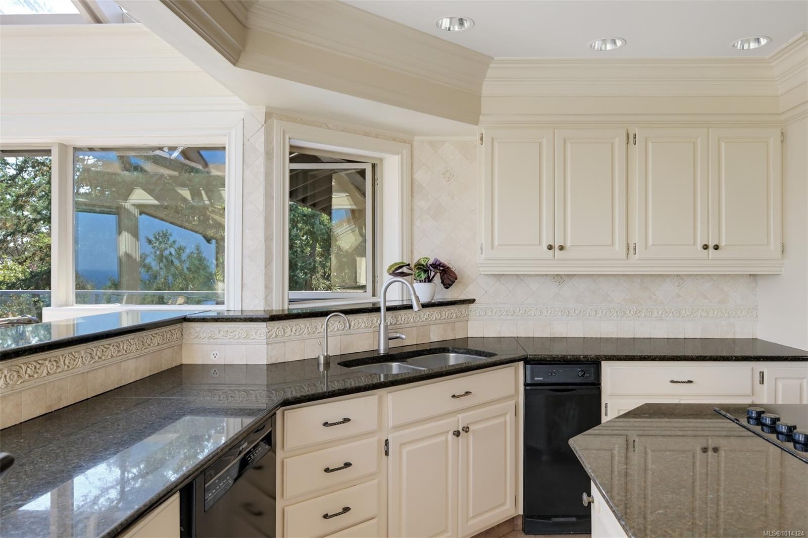 2807 Arbutus Rd, Saanich, BC