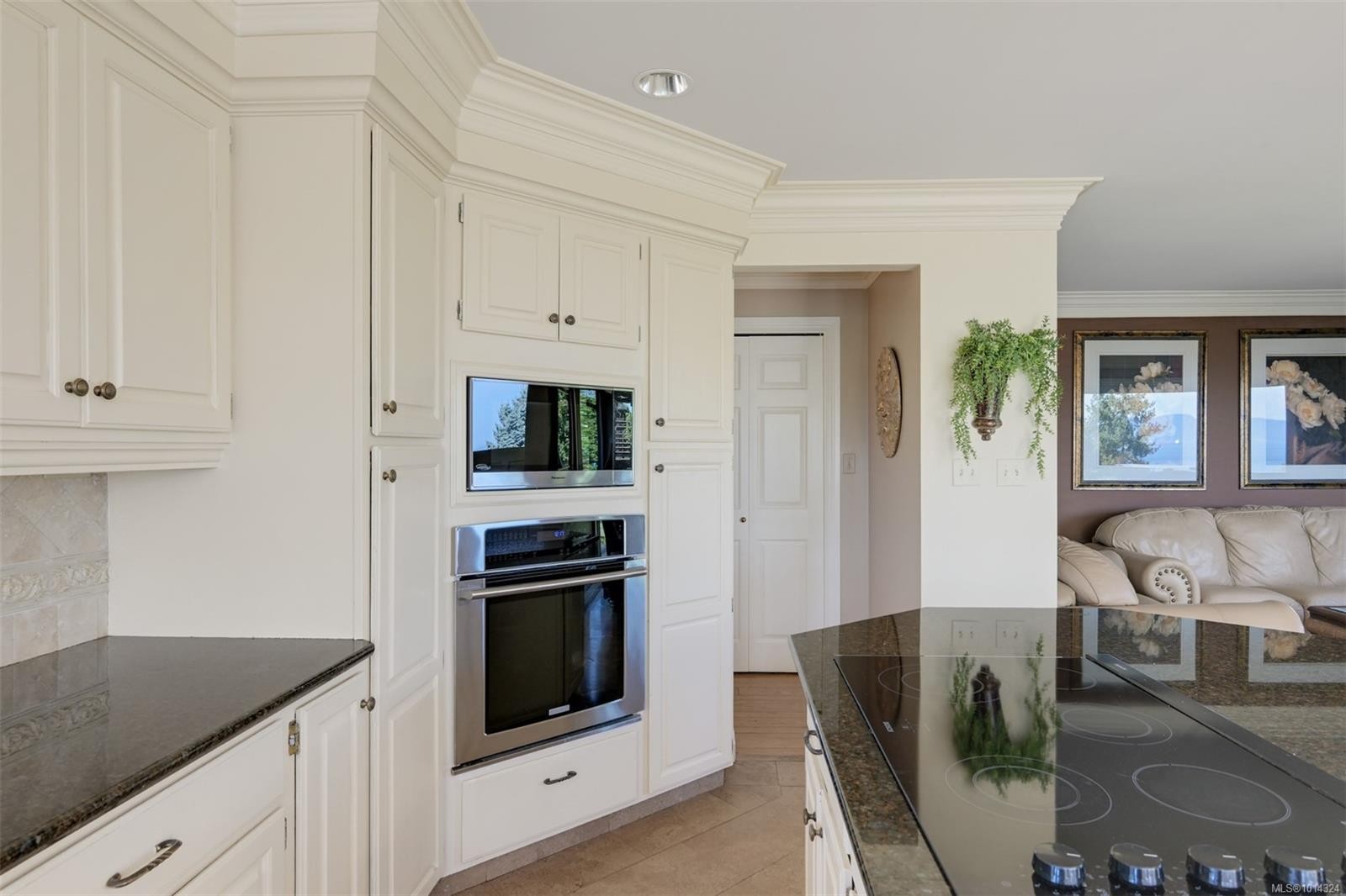 2807 Arbutus Rd, Saanich, BC