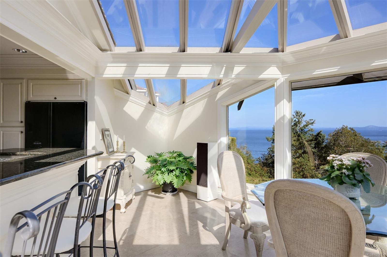 2807 Arbutus Rd, Saanich, BC