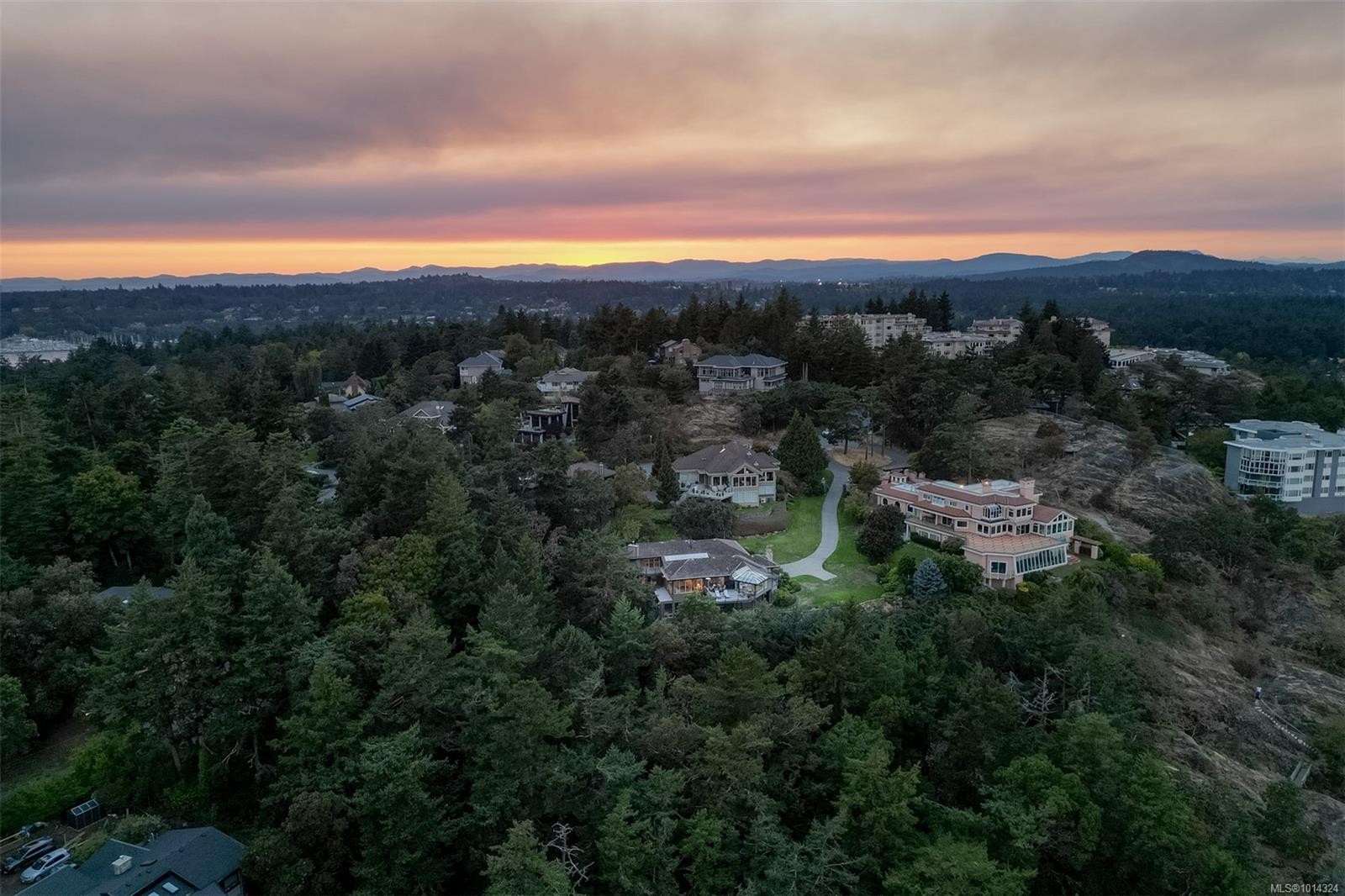 2807 Arbutus Rd, Saanich, BC