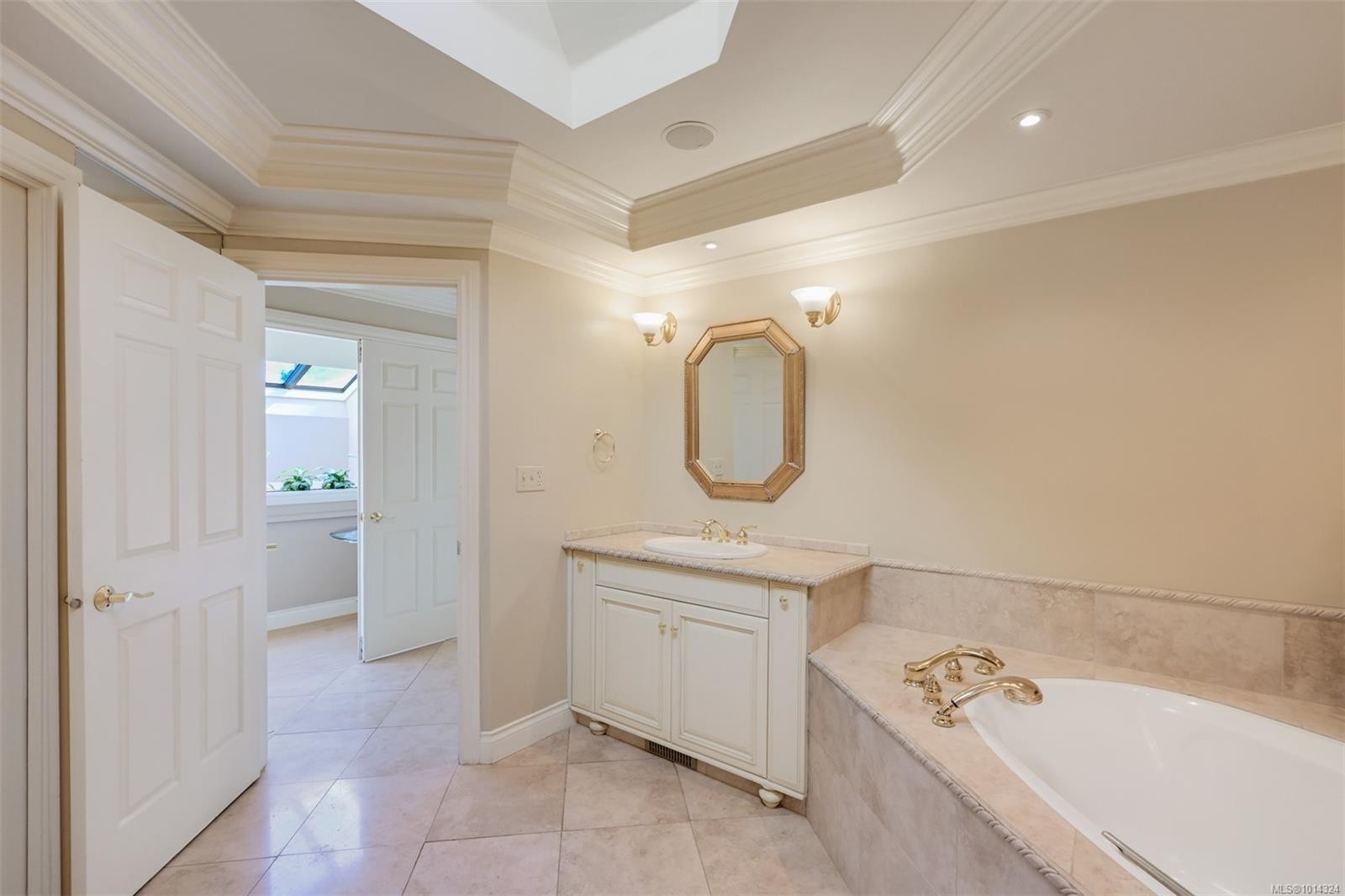 2807 Arbutus Rd, Saanich, BC