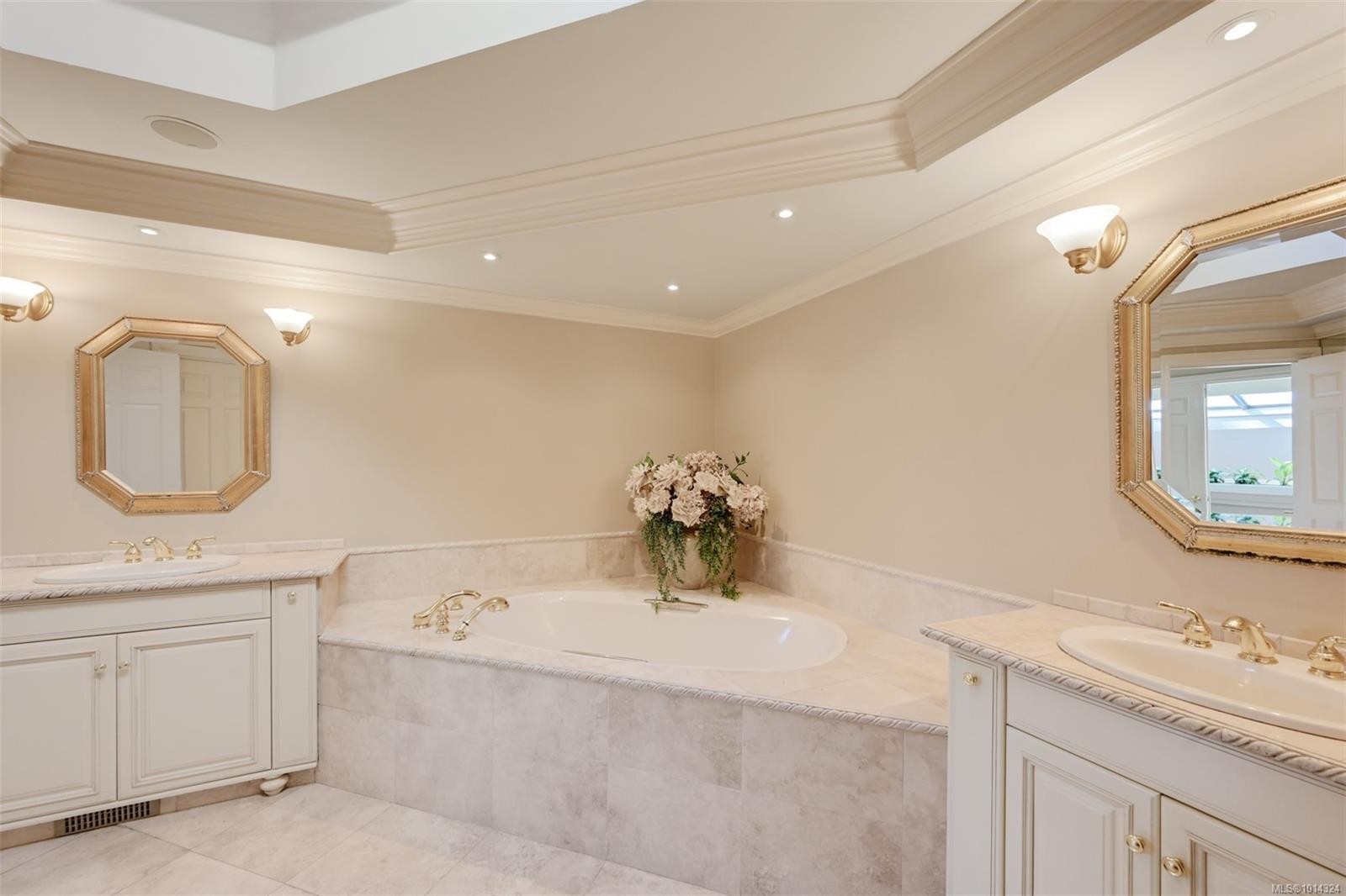 2807 Arbutus Rd, Saanich, BC