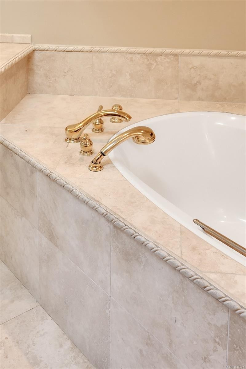 2807 Arbutus Rd, Saanich, BC