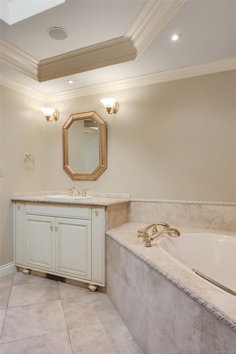 2807 Arbutus Rd, Saanich, BC