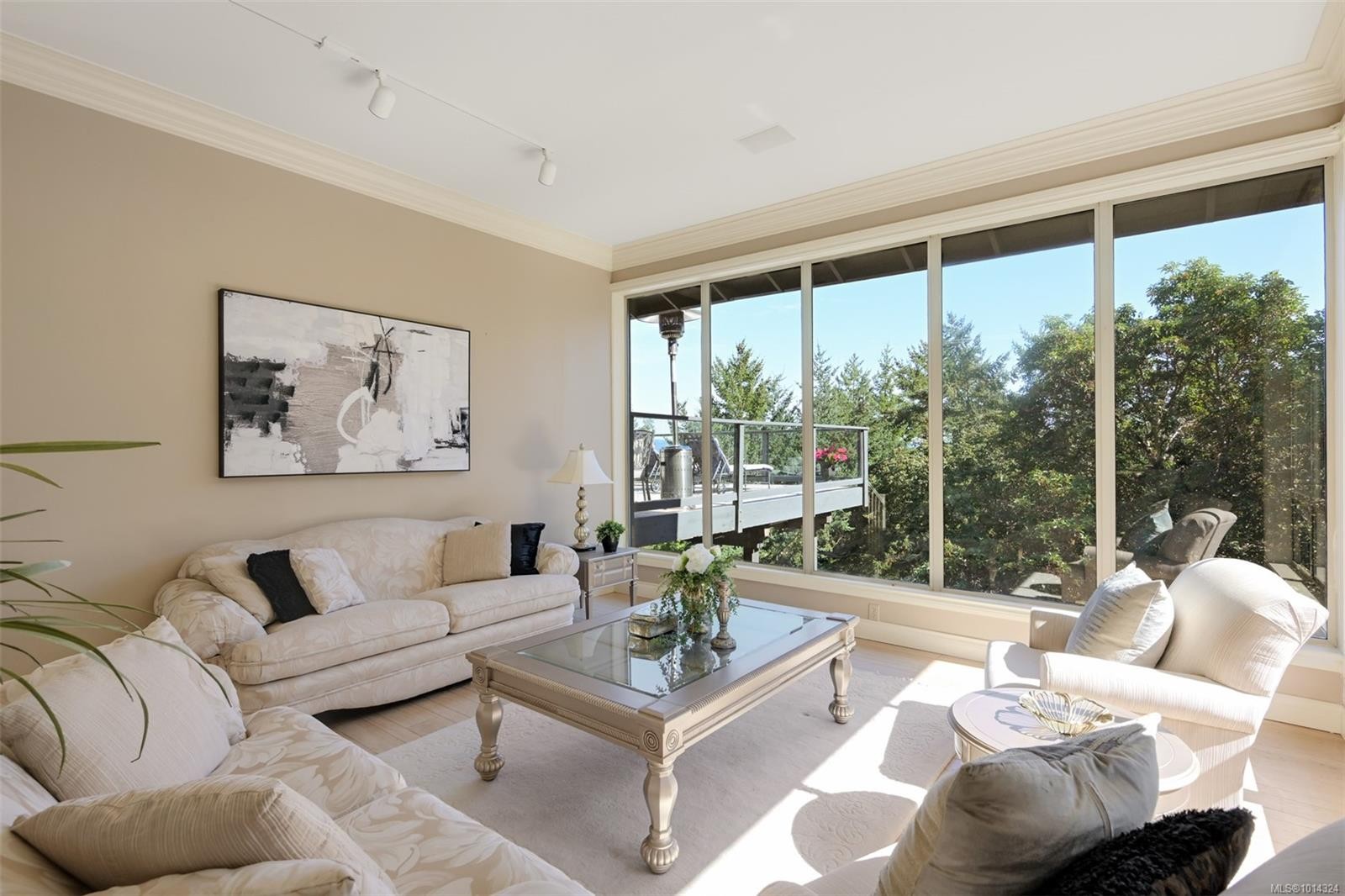 2807 Arbutus Rd, Saanich, BC