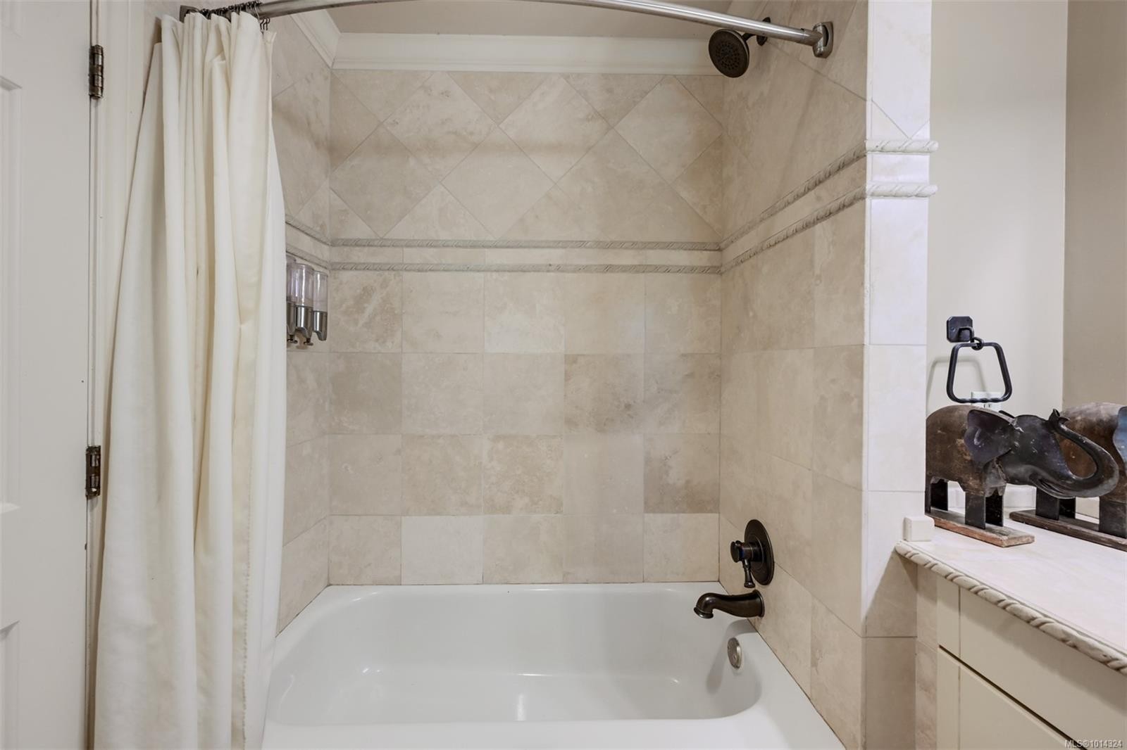 2807 Arbutus Rd, Saanich, BC