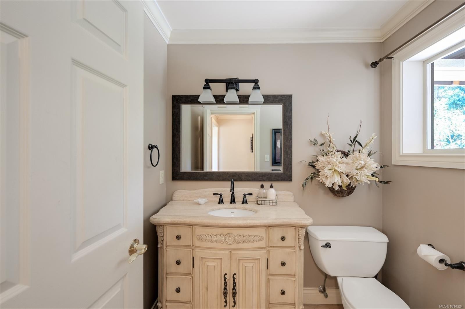 2807 Arbutus Rd, Saanich, BC