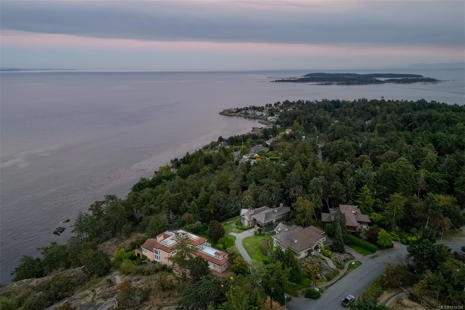 2807 Arbutus Rd, Saanich, BC