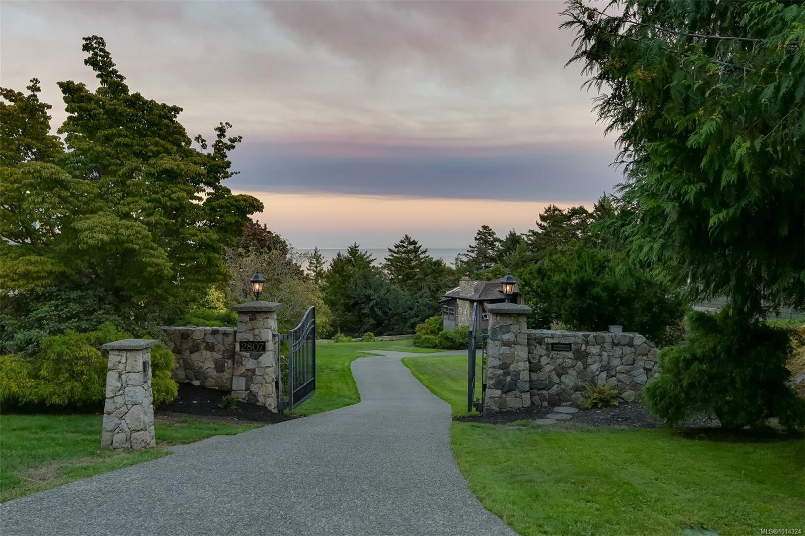 2807 Arbutus Rd, Saanich, BC